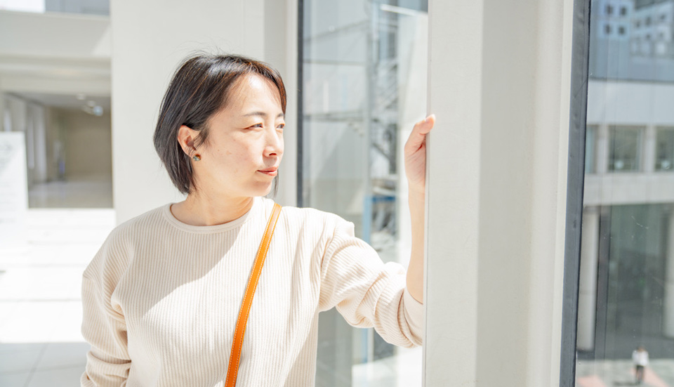 窓辺に立つ写真